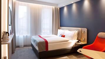 1 Schlafzimmer, hochwertige Bettwaren, Schreibtisch