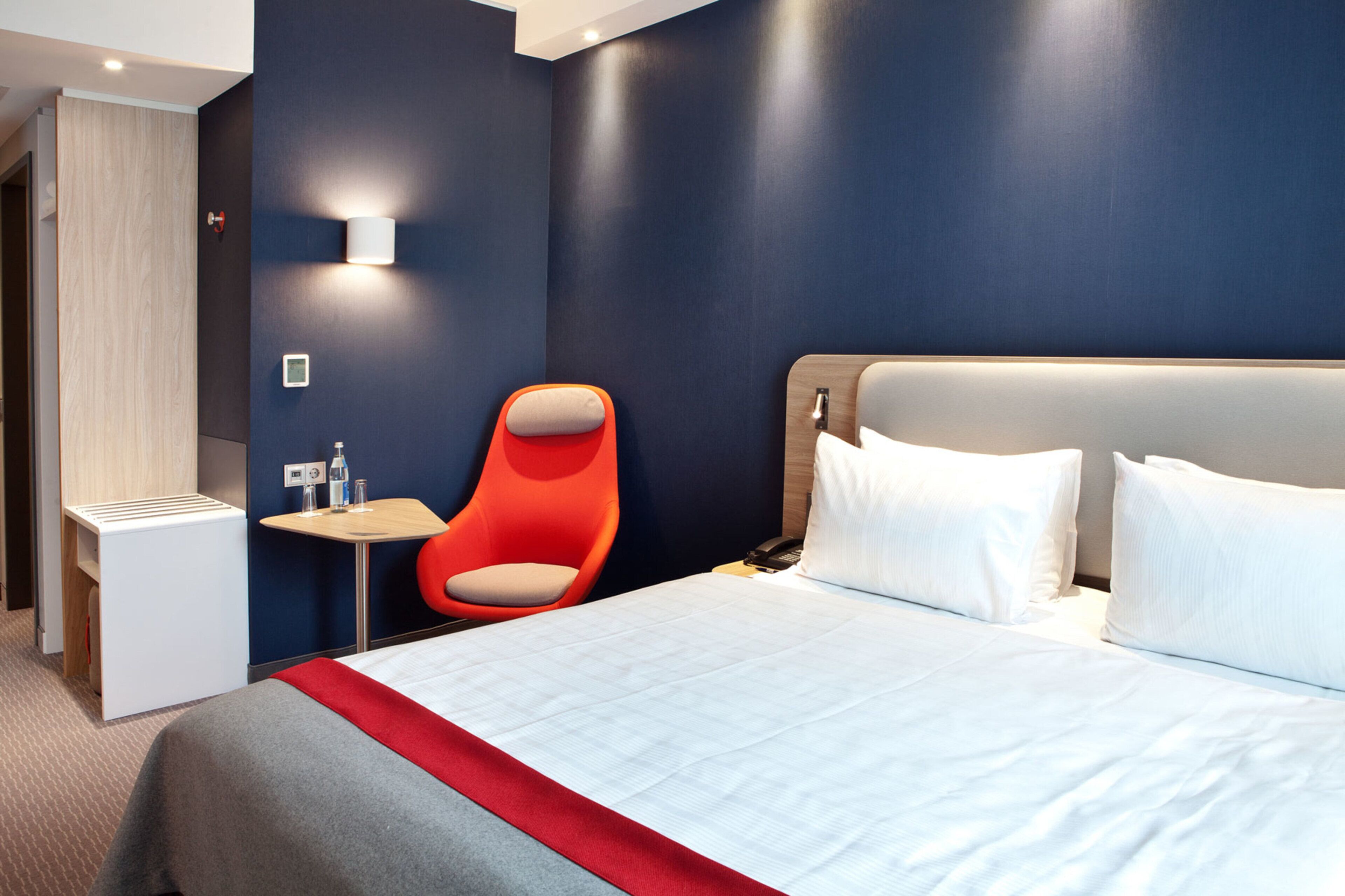 1 dormitorio, ropa de cama de alta calidad, escritorio y cortinas opacas