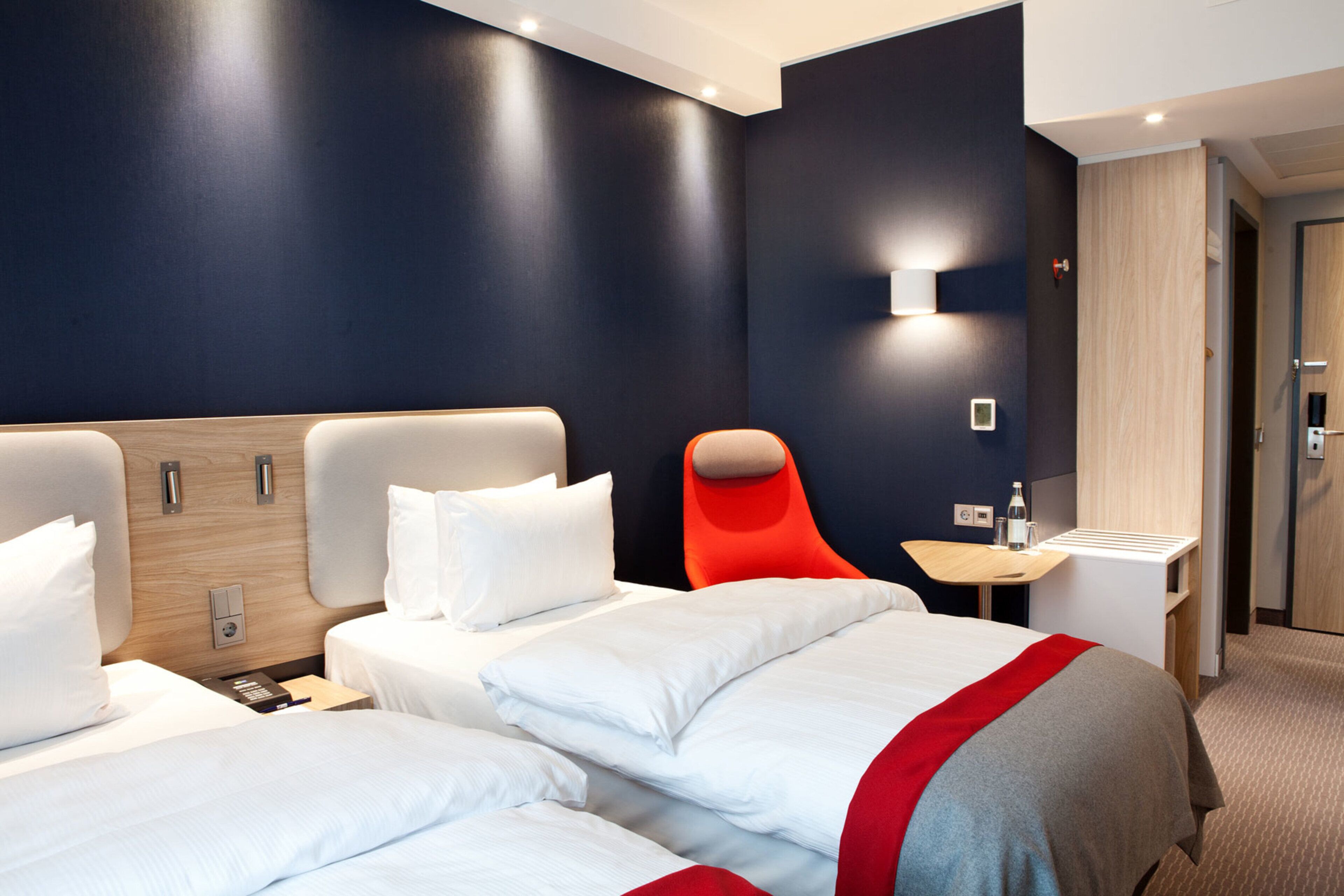 1 Schlafzimmer, hochwertige Bettwaren, Schreibtisch