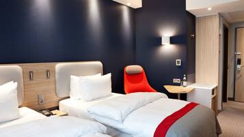 1 Schlafzimmer, hochwertige Bettwaren, Schreibtisch