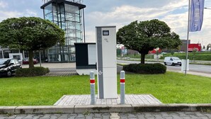 A modern building with a glass facade, a small kiosk, and a paved area with bollards. - Holiday Inn Express Oberhausen by IHG (Oberhausen)