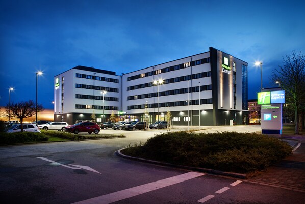 Experience the comfort of this modern hotel, offering ample parking and a convenient location.