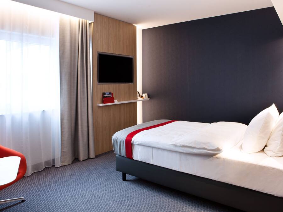 Standard Room, 1 Twin Bed, Accessible | Hypo-allergenic bedding, desk, laptop workspace, blackout drapes