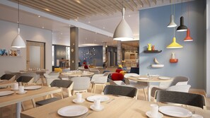 Un espace de restauration moderne avec des tables rondes, des chaises et des luminaires suspendus.