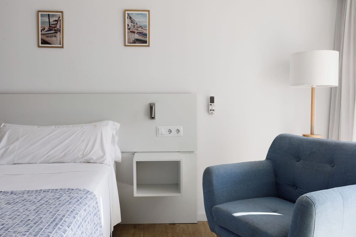 Chambre Double Exclusive, non-fumeurs, vue partielle sur la mer | 1 chambre, coffres-forts dans les chambres, bureau, Wi-Fi gratuit