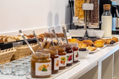 Daily full breakfast (EUR 12 per person)