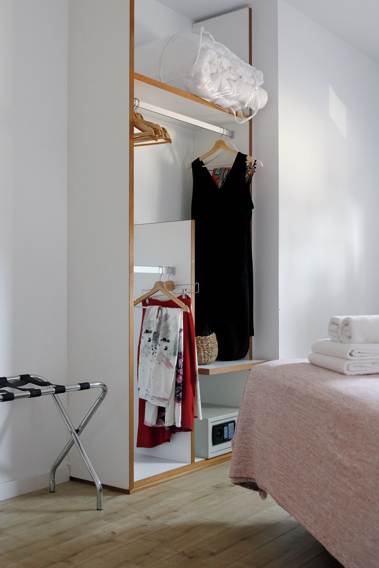 standard room, non smoking | 1 bedroom, in-room safe, desk, free wifi