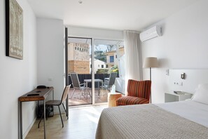 1 habitación, caja de seguridad en la habitación y escritorio