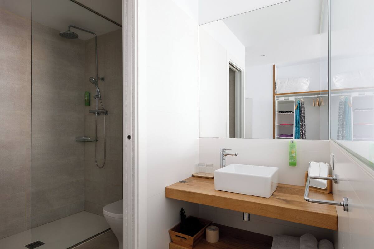 exclusive double room, non smoking, partial sea view | bathroom | shower, free toiletries, hair dryer, towels