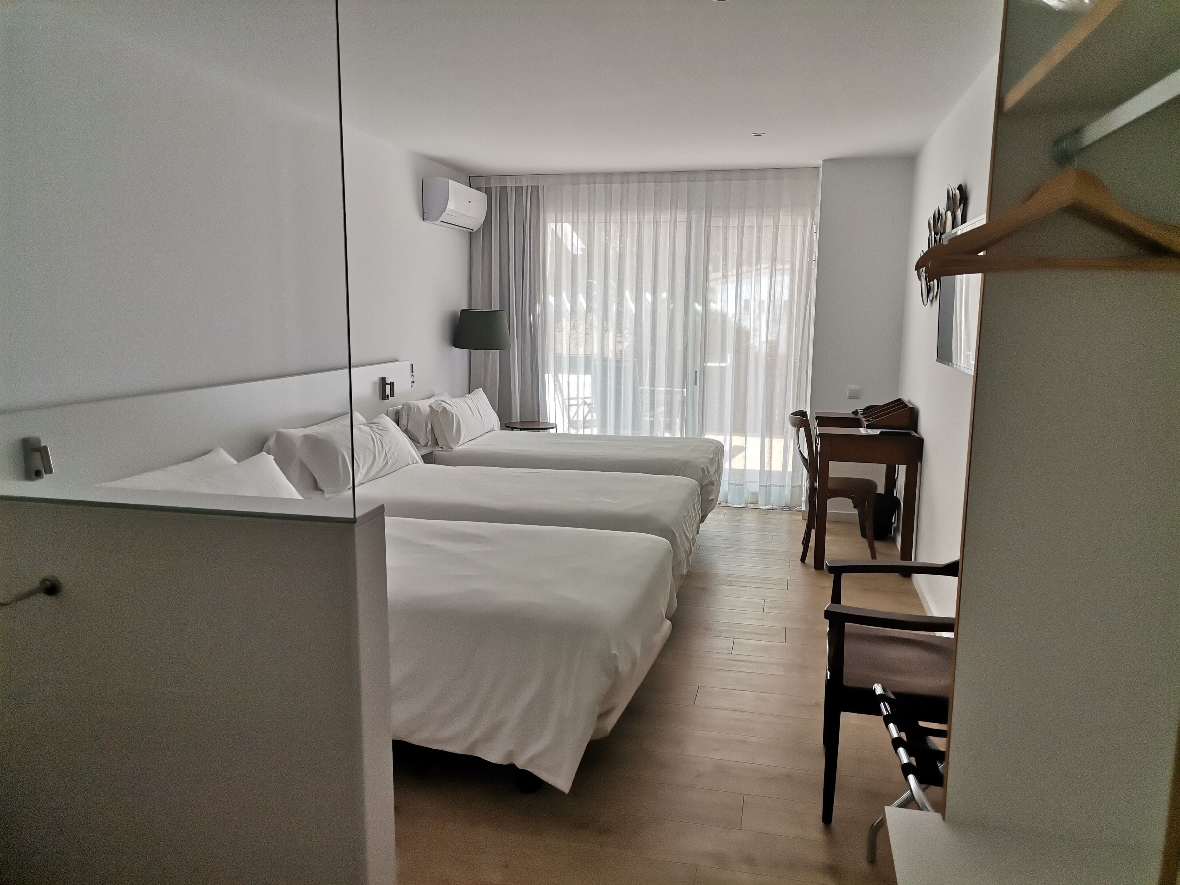 exclusive double room, non smoking, partial sea view | 1 bedroom, in-room safe, desk, free wifi