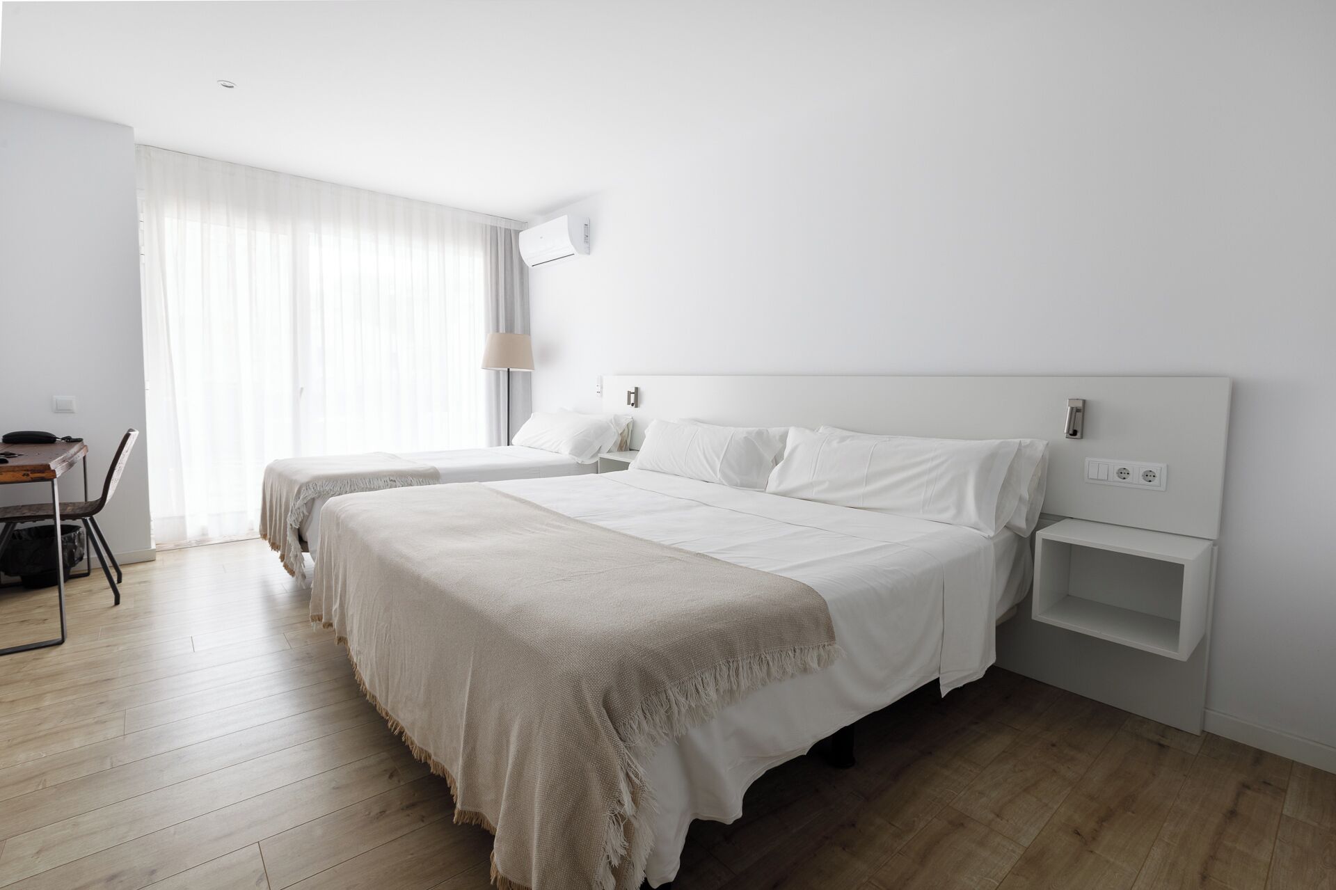 exclusive double room, non smoking, partial sea view | 1 bedroom, in-room safe, desk, free wifi