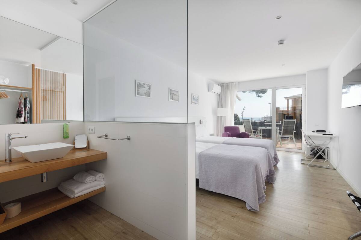 exclusive double room, non smoking, partial sea view | 1 bedroom, in-room safe, desk, free wifi