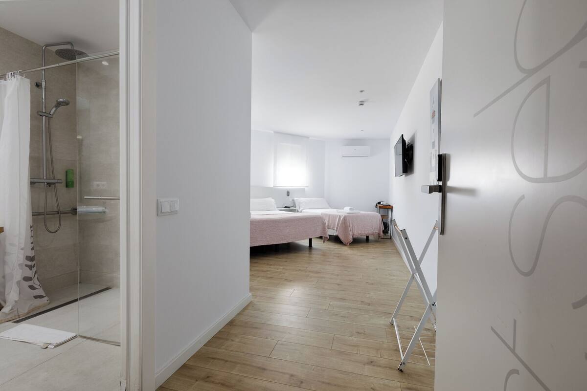 standard room, non smoking | 1 bedroom, in-room safe, desk, free wifi