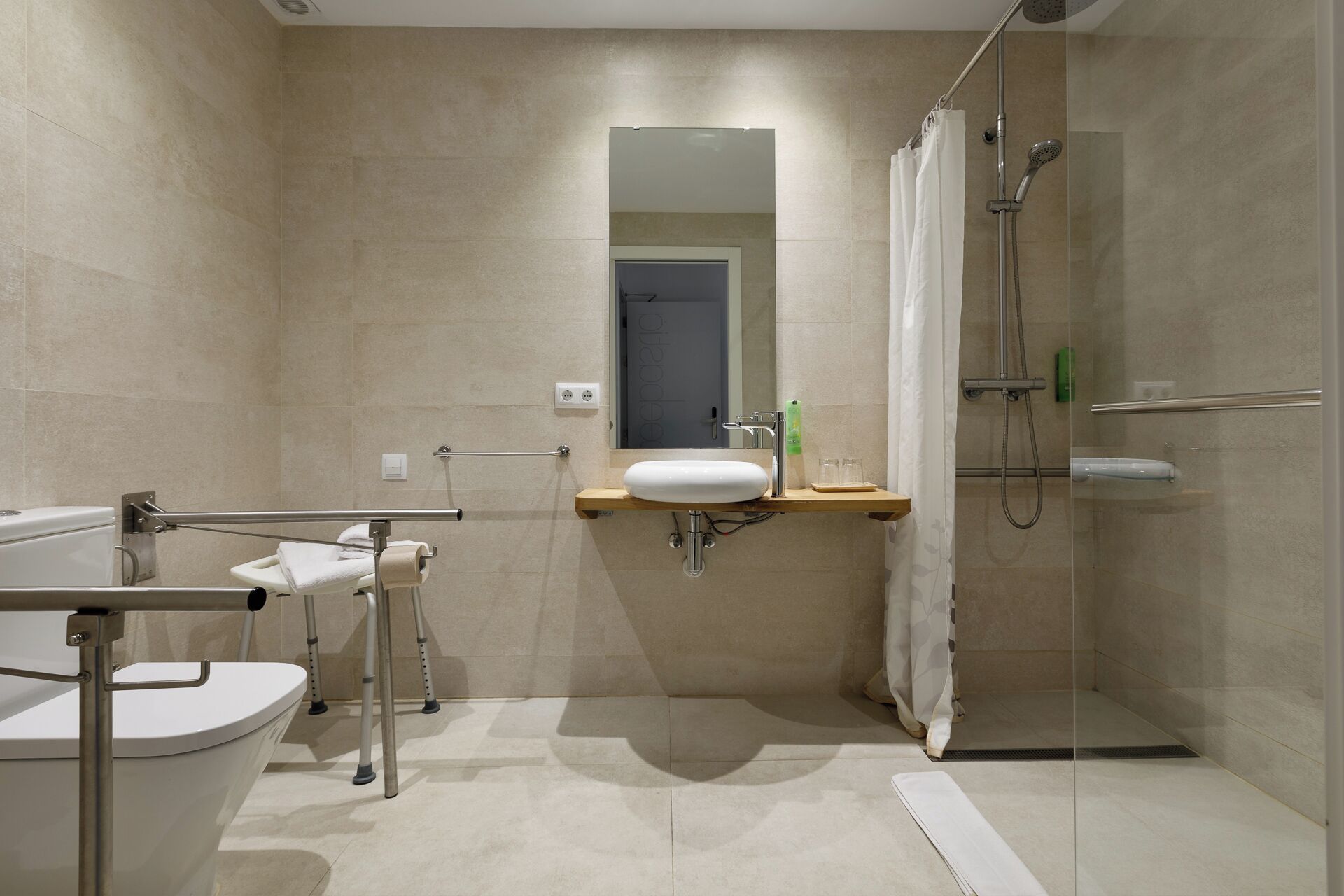 standard room, non smoking | bathroom | shower, free toiletries, hair dryer, towels