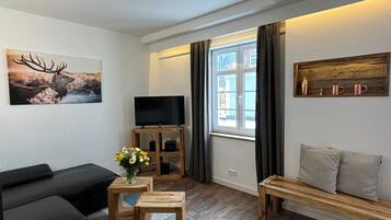 Premium-Apartment, 2 Schlafzimmer | Wohnbereich | Flachbildfernseher, Fußbodenheizung