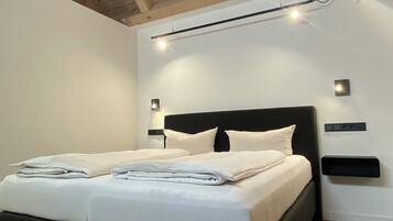 Familienapartment, 4 Schlafzimmer | Zimmersafe, individuell eingerichtet, laptopgeeigneter Arbeitsplatz