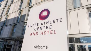 Ein Schild für das Elite-Athleten-Zentrum und Hotel mit einer freundlichen Botschaft.