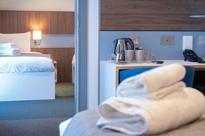 Een bureau, een strijkplank/strijkijzer, gratis wifi, beddengoed