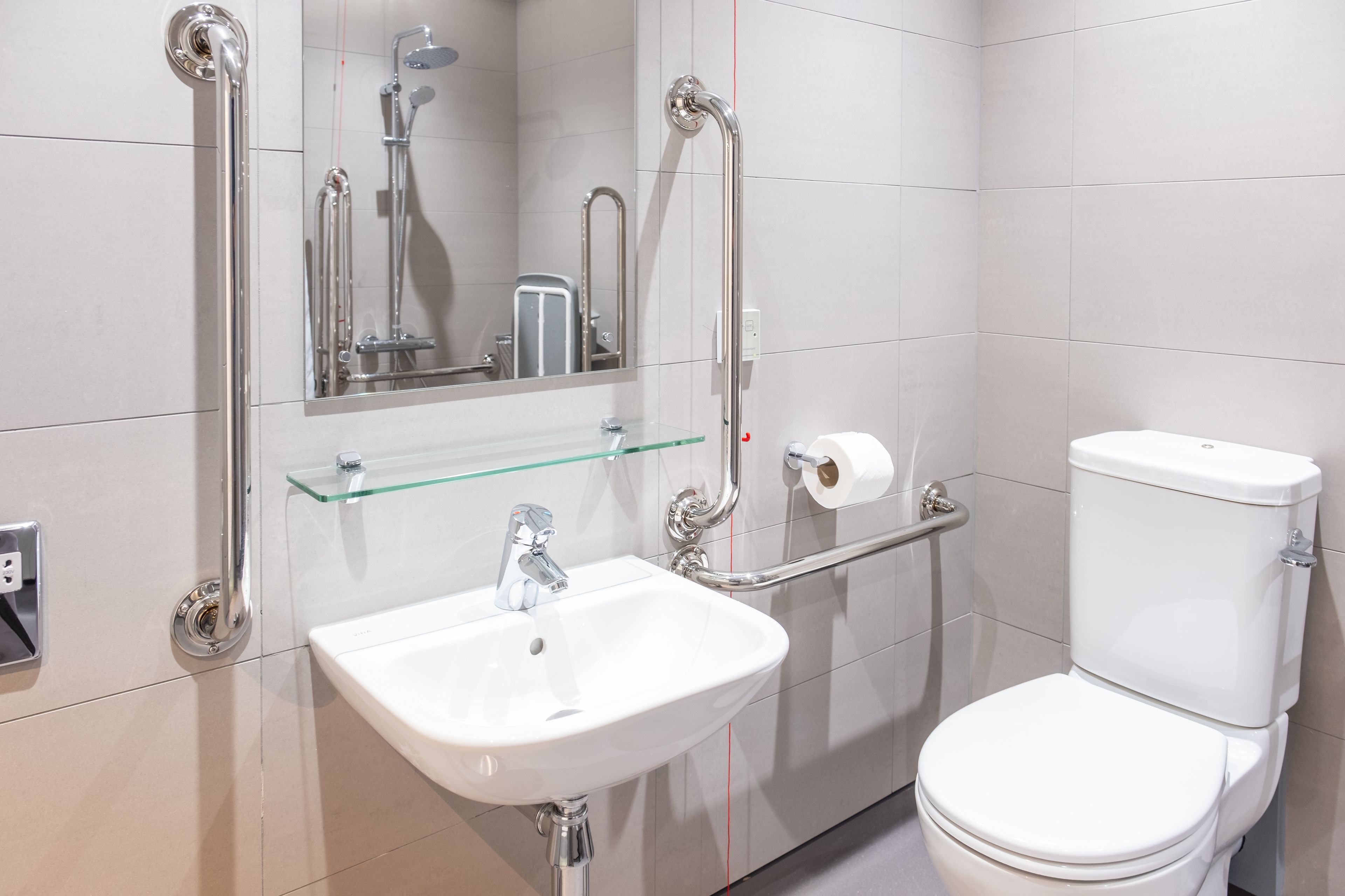 standard twin room, 2 single beds, accessible, non smoking | bathroom | shower, free toiletries, hair dryer, towels