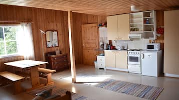 Appartement Familial, vue jardin | Coin cuisine privé | Réfrigérateur, micro-ondes, four, plaque de cuisson