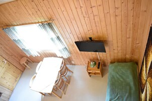 Apartamento família, vista para o jardim | Sala de estar | TV LED, mesa de pingue-pongue