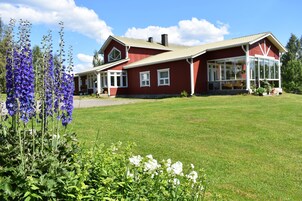 Fachada da propriedade à noite