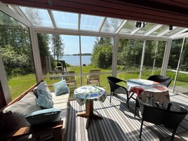 Casa de campo, 2 quartos, sauna seca, vista para o lago | Terraço/pátio