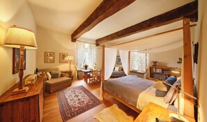 Deluxe Double Room (private external bathroom - Beatrice)