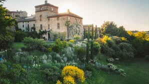 Ein historisches Steinhaus mit Garten.
