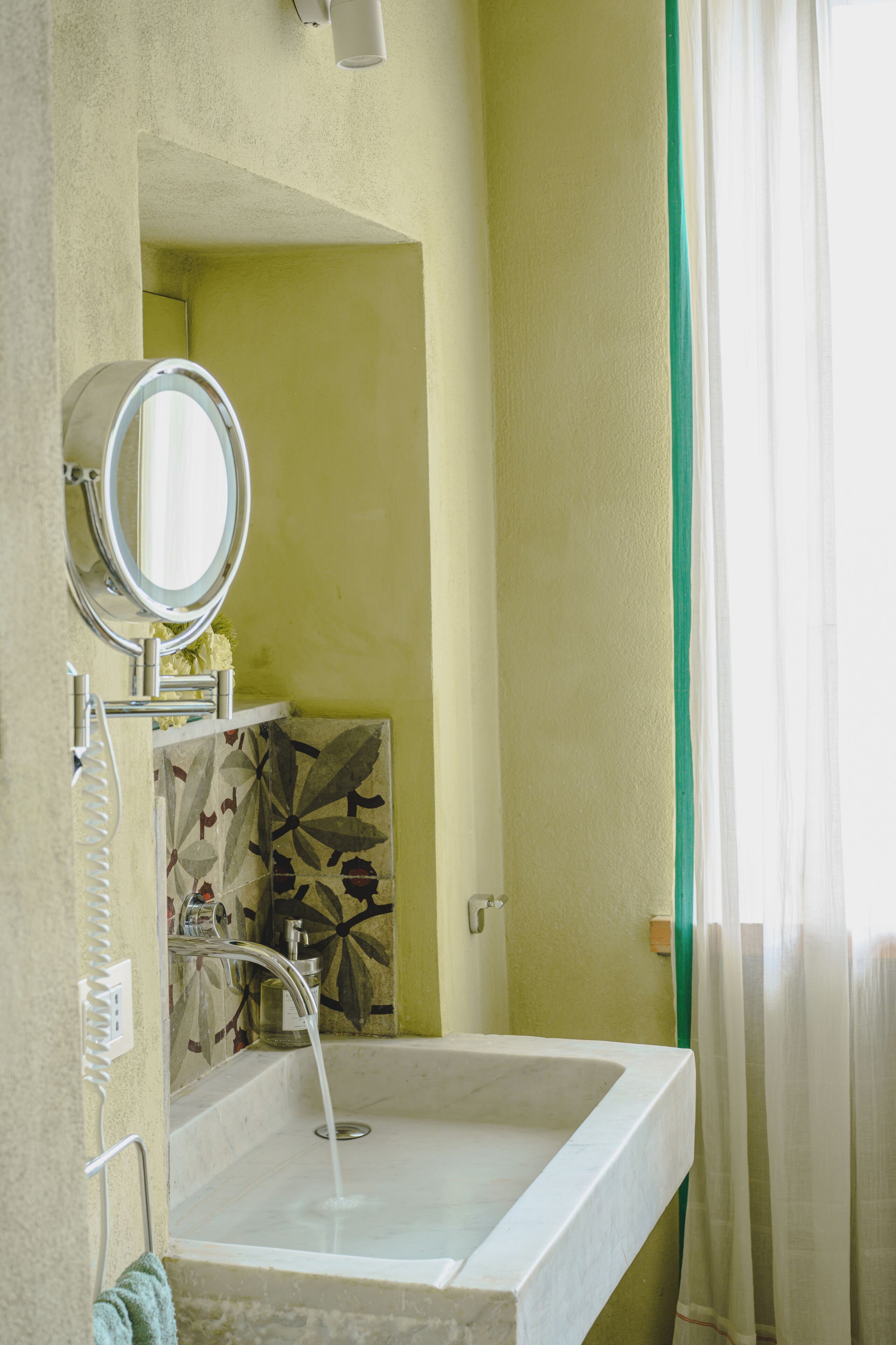 Un baño con lavabo, espejo y cortina de ducha.