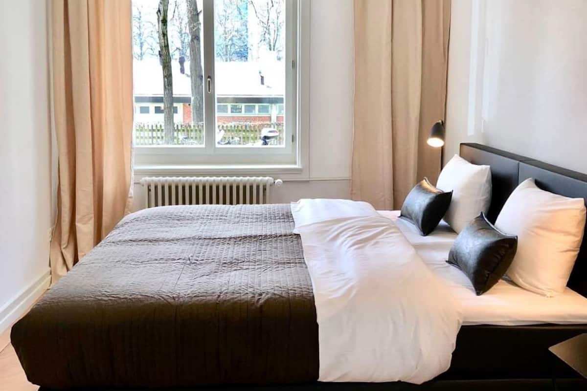 Apartemen, 2 kamar tidur (ground floor) | Seprai antialergi, meja kerja, tirai kedap cahaya, dan kedap suara