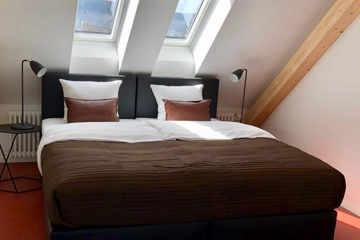 Apartment (attic) | Allergikerbettwaren, Schreibtisch, Verdunkelungsvorhänge