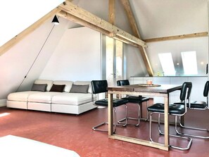 Apartment (attic) | Living area | 80-cm LED TV with cable channels, TV, Netflix - Viadukt Apartments (Zürich)