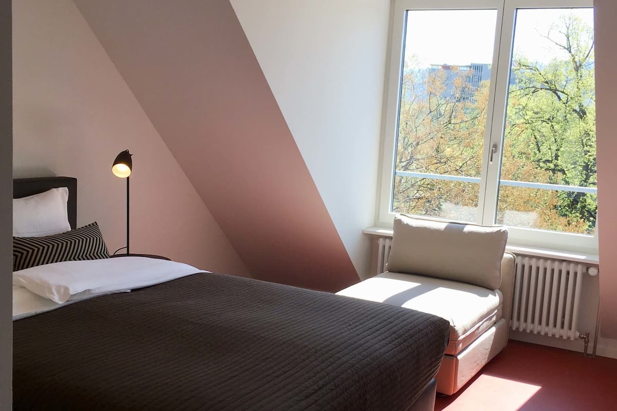 Allergikerbettwaren, Schreibtisch, Verdunkelungsvorhänge