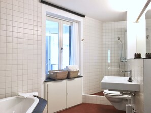 Superior Apartment, 3 Bedrooms, Balcony | Bathroom | Deep-soaking bathtub, towels - Viadukt Apartments (Zürich)