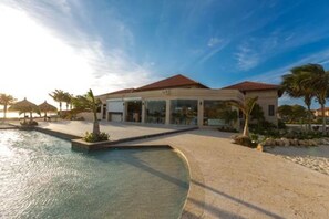 Outdoor pool - Gold Coast - Beautiful 2 Bedroom Town House (Noord)