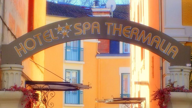 Entrada de un hotel con un letrero que dice "HOTEL SPA THERMALIA".