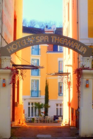 A hotel entrance with a sign reading "HOTEL SPA THERMALIA". - Hôtel Spa Thermalia (Chatel-Guyon)