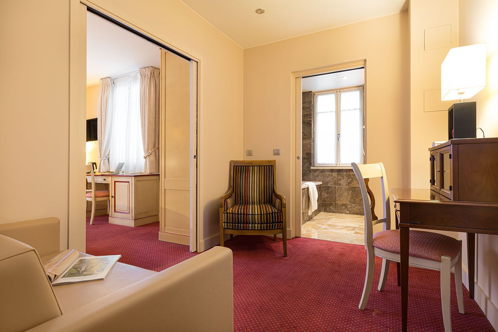 comfort room, non smoking | individually decorated, individually furnished, desk, soundproofing