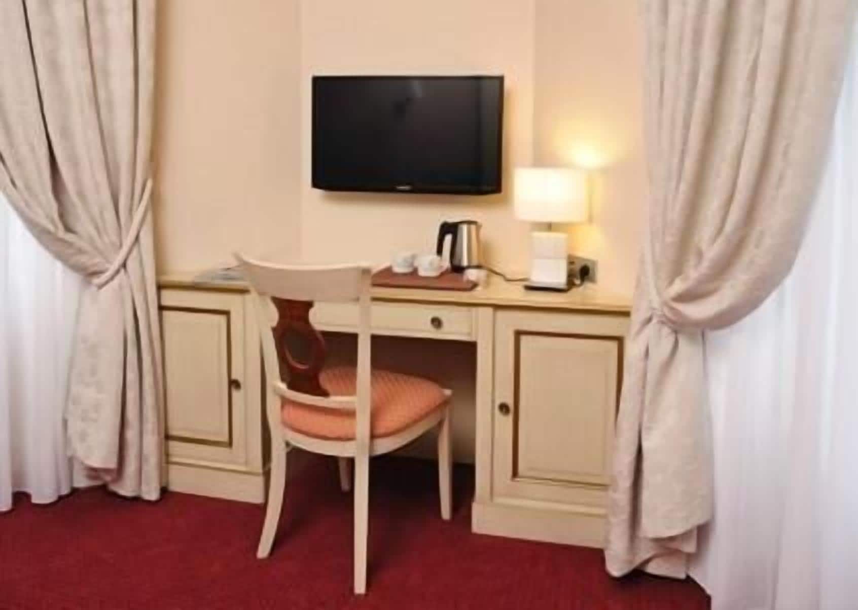 individually decorated, individually furnished, desk, soundproofing