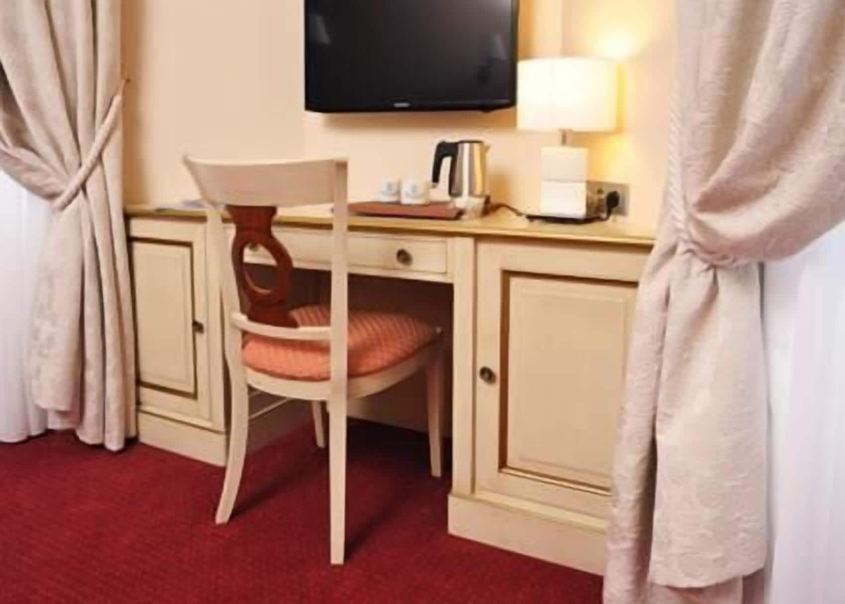 individually decorated, individually furnished, desk, soundproofing