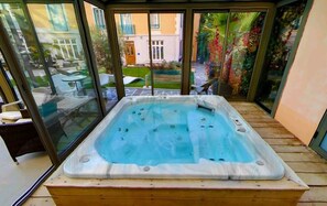 Artículos de higiene personal gratuitos, secador de pelo y toallas