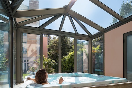Un sauna, una bañera de hidromasaje, masajes tailandeses