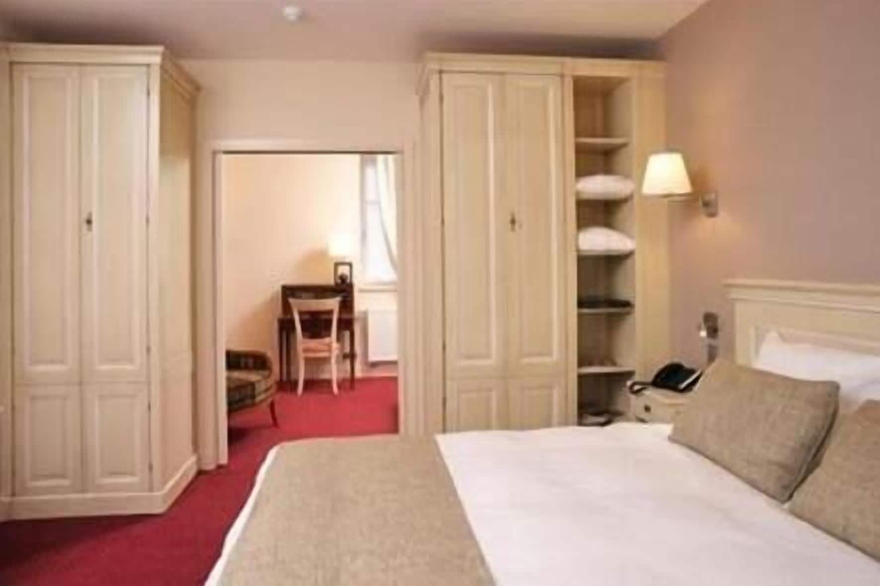 individually decorated, individually furnished, desk, soundproofing