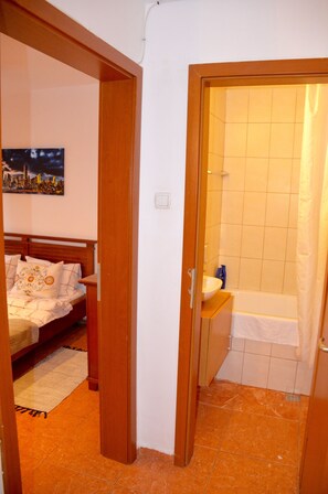Superior-Apartment, 1 Queen-Bett und Schlafsofa, Nichtraucher, Stadtblick | Badezimmer | Komfortbadewanne, kostenlose Toilettenartikel, Haartrockner, Hausschuhe
