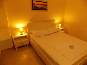 Apartamento conforto, sacada | Cofres nos quartos, ferros/tábuas de passar roupa, Wi-Fi de cortesia
