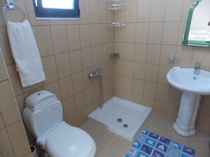 Comfort-Doppelzimmer | Badezimmer | Dusche, kostenlose Toilettenartikel, Haartrockner, Handtücher