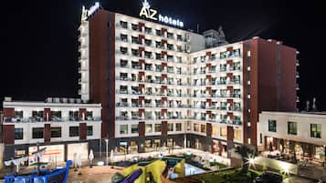 Fachada da propriedade à noite