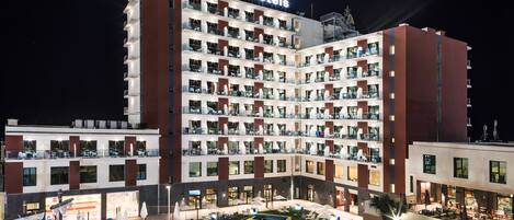 Fachada de la propiedad por la tarde o noche