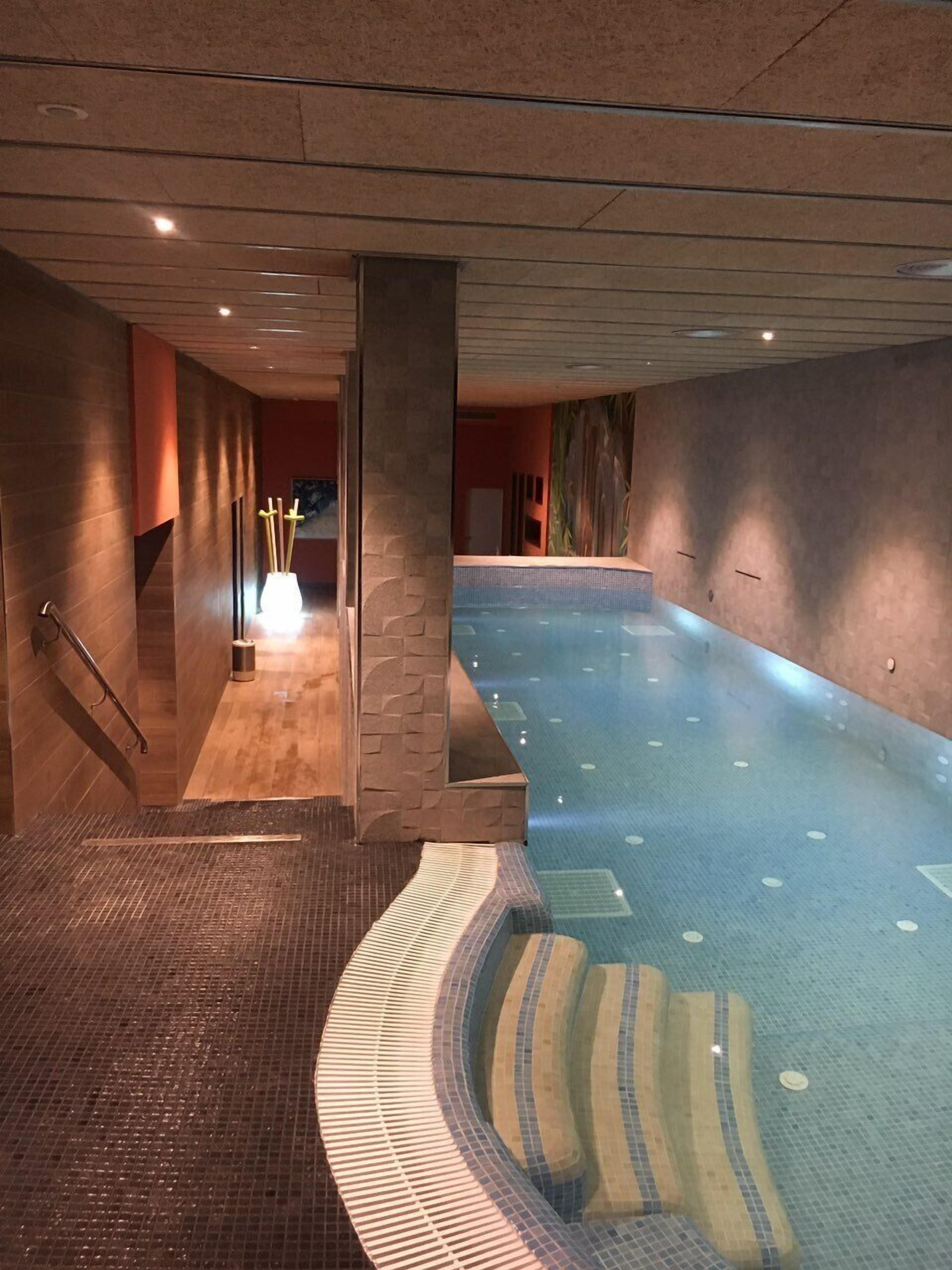 Behandelingskamers voor koppels, een sauna, een stoombad